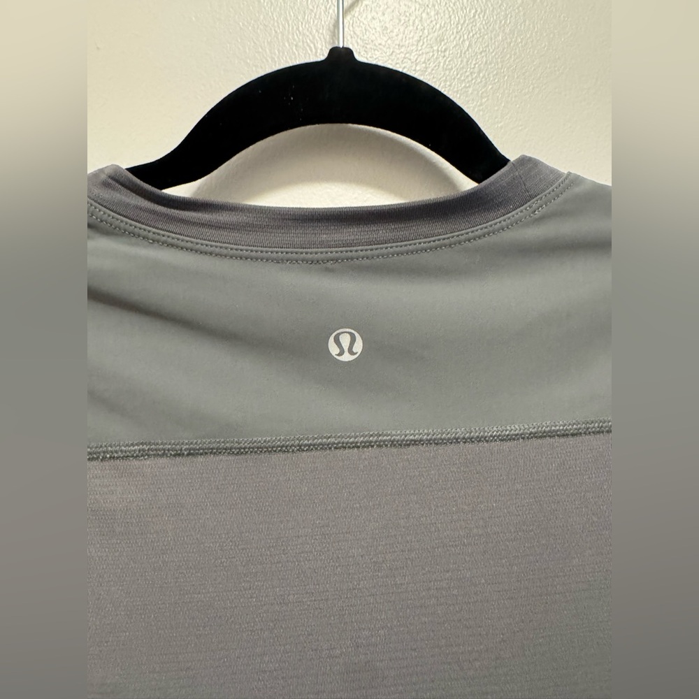 Lululemon Men's Small Metal Vent Tech Gray Athletic Shirt - Picture 5 of 7